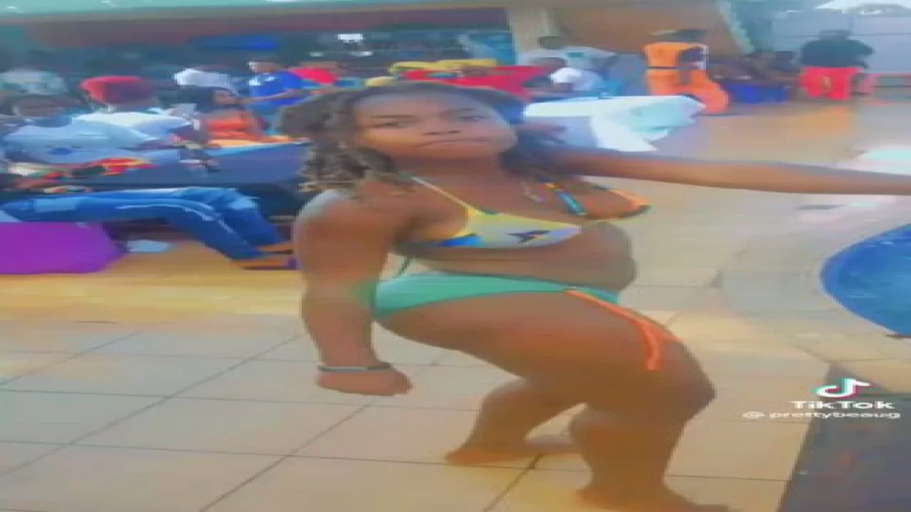 Video of sexy Ugandan girl Pretty Nicole dancing to entertain guests at a pool party (18+)